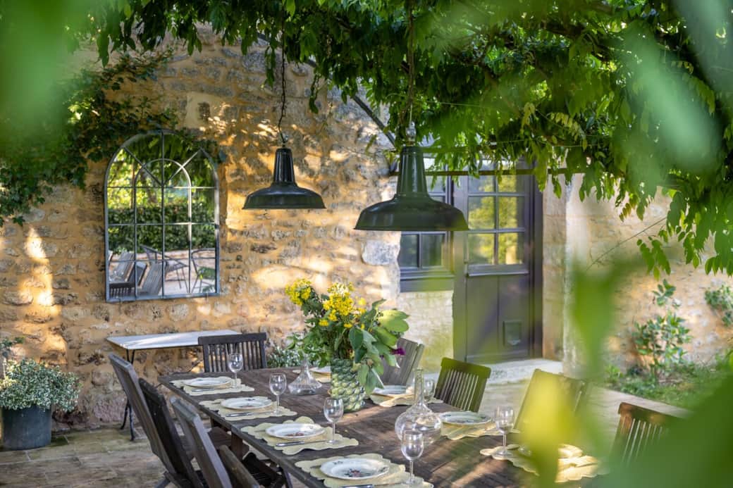 Sous la tonnelle de glycine, cette terrasse invite aux petits déjeuners et déjeuners ombragés