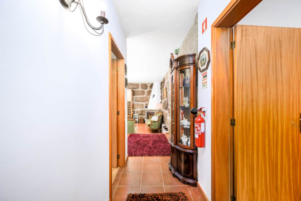 Detalhes em pedra que preservam a história da casa.