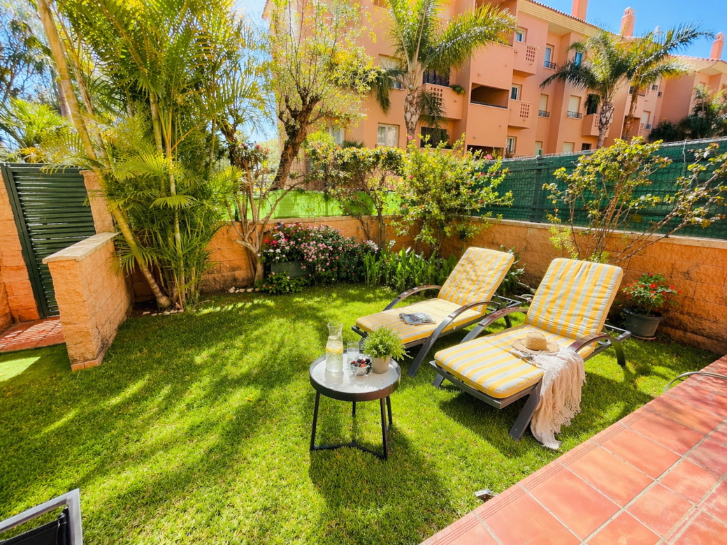Terraza soleada con jardín tropical