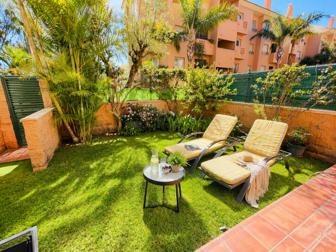 Terraza soleada con jardín tropical