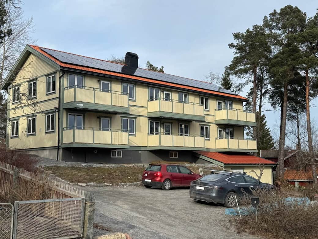Huset med balkonger i söderläge och parkering i anslutning. Huset med balkonger i söderläge och parkering i anslutning.