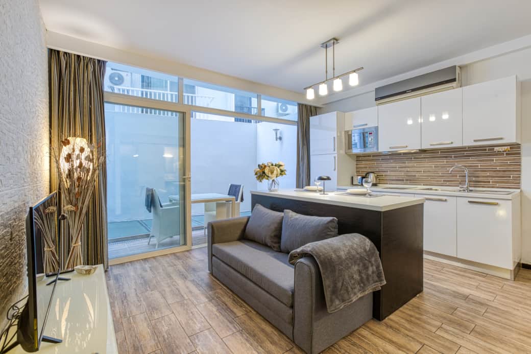 Bright open-plan studio with fully equipped kitchenette and dining space