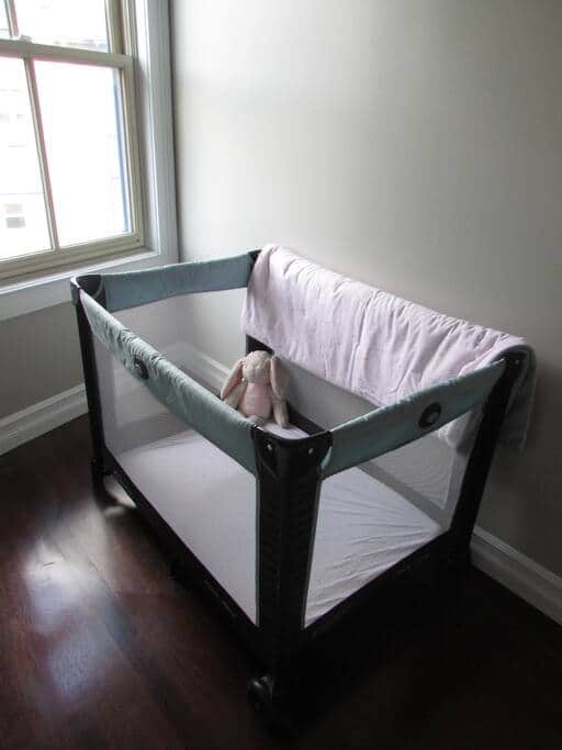 Pora-Crib in third bedroom