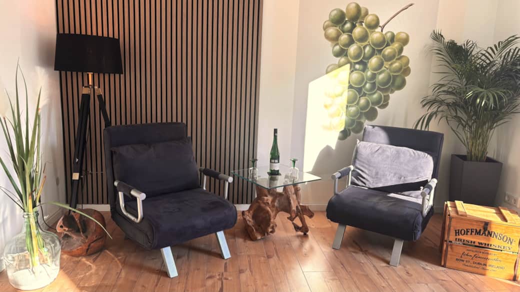 Modernes Wohnzimmer mit Kamin, Brettspiele, Spielekonsole
