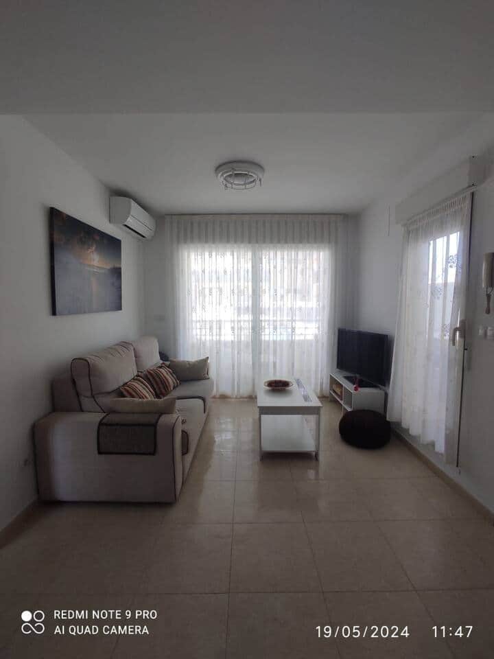 SalΓ³n con sofΓ‘, TV y salida a la terraza SalΓ³n con sofΓ‘, TV y salida a la terraza