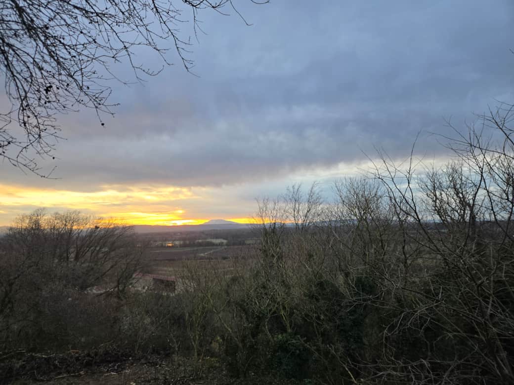 •	Depuis le Camp Family, le mont Ventoux se dévoile en panorama 