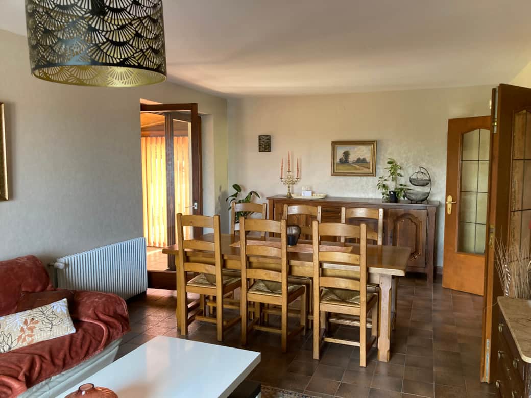 Living room with access to the veranda and the kitchen