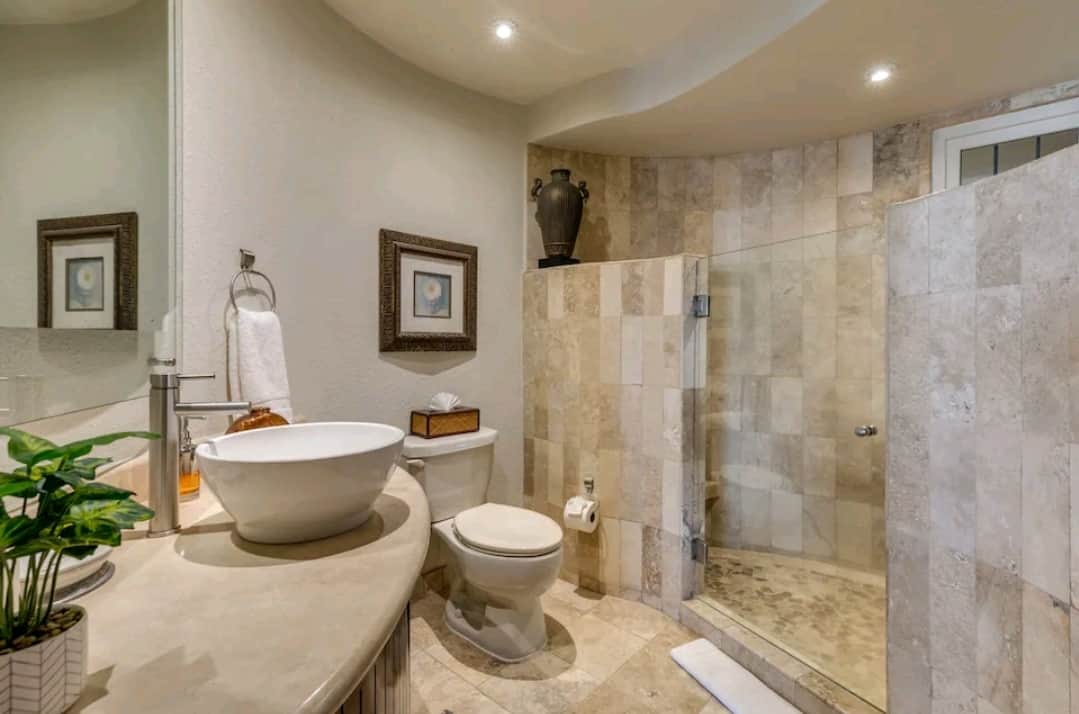 Full bathroom 2