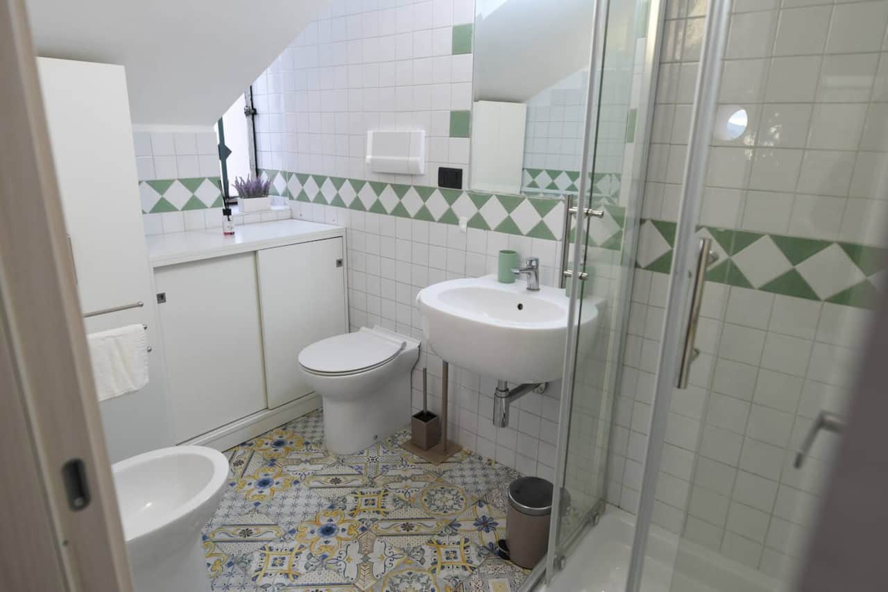 Bagno con finestra, completo con doccia e bidet, prodotti essenziali, phon, asciugamani