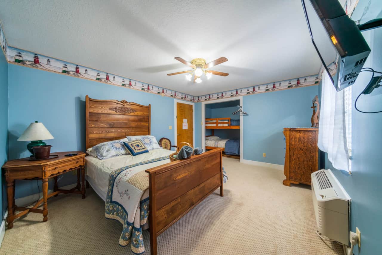 Suite 14 (Queen Bed & Twin Bunks)