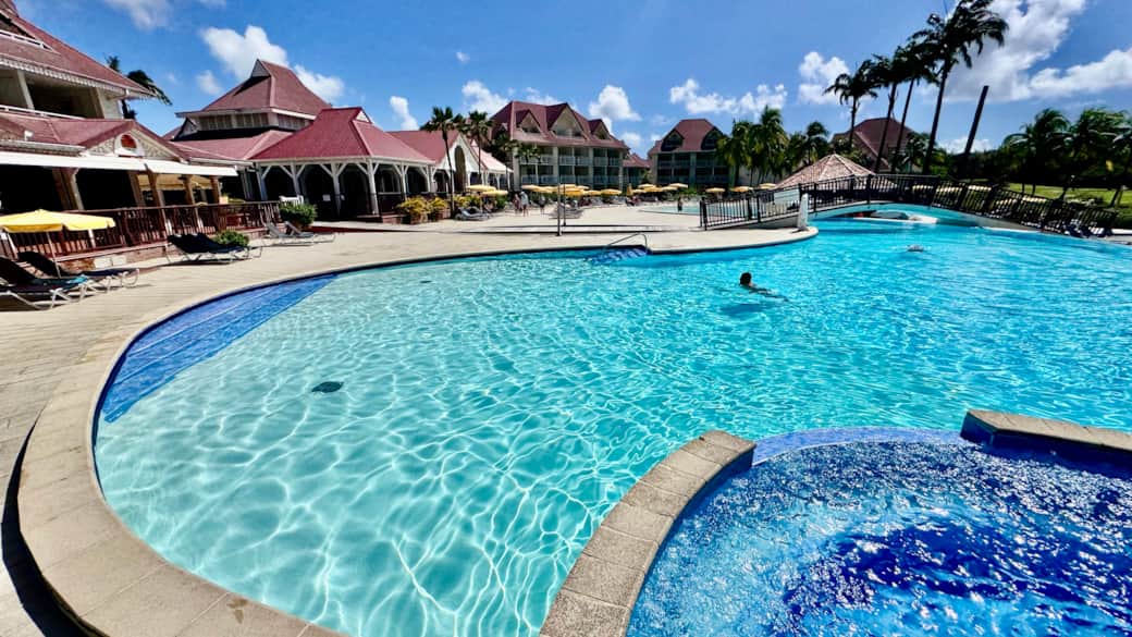 Piscine vue 1 - TI KAZ SOLEY - PIERRE ET VACANCES MARTINIQUE - Conciergerie SHIVAKEYS Piscine vue 1 - TI KAZ SOLEY - PIERRE ET VACANCES MARTINIQUE - Conciergerie SHIVAKEYS