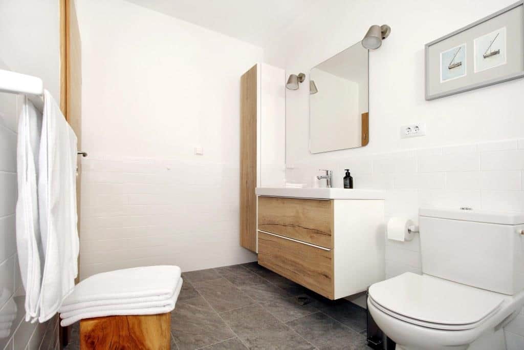 The bathroom is supplied with upscale hand soap, shampoo and conditioner from Jean & Len Alchimiste.