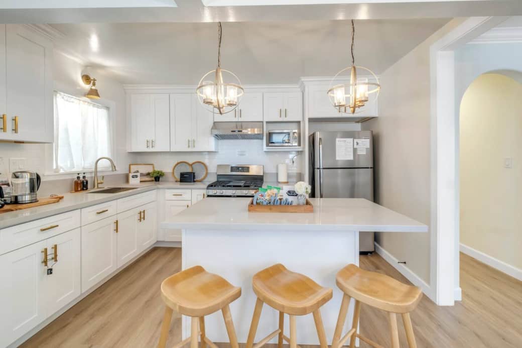 Stylish Fully Stocked Kitchen in Los Angeles – Perfect for Short or Extended Stays Stylish Fully Stocked Kitchen in Los Angeles – Perfect for Short or Extended Stays