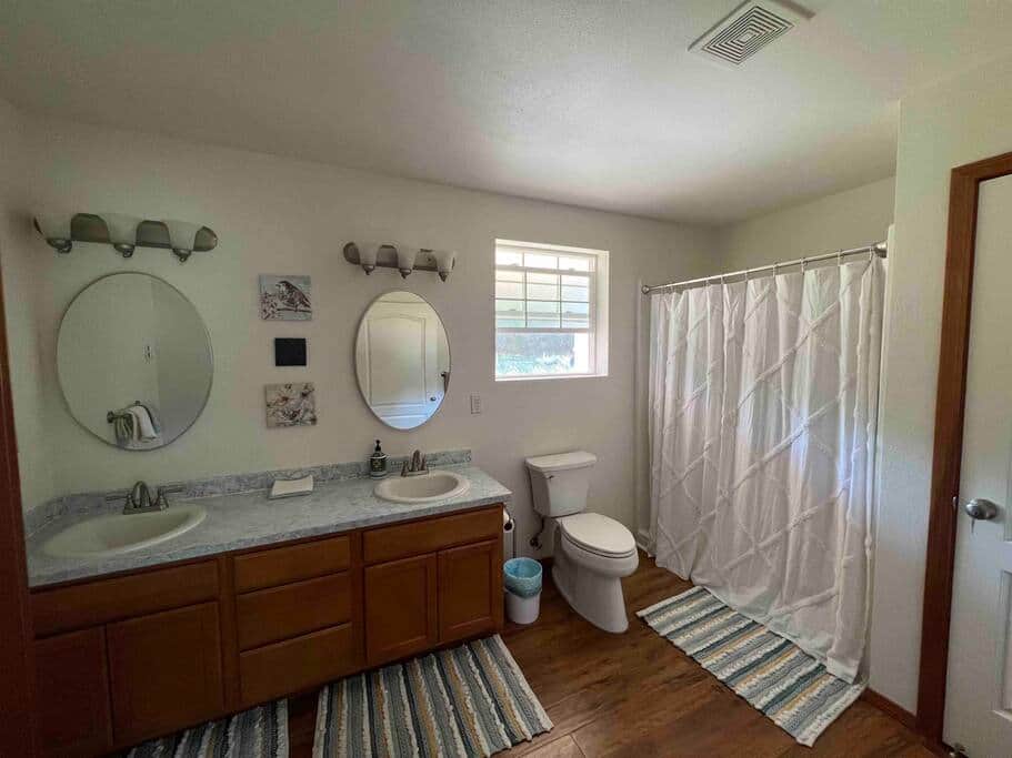 Spacious bathroom with two sinks