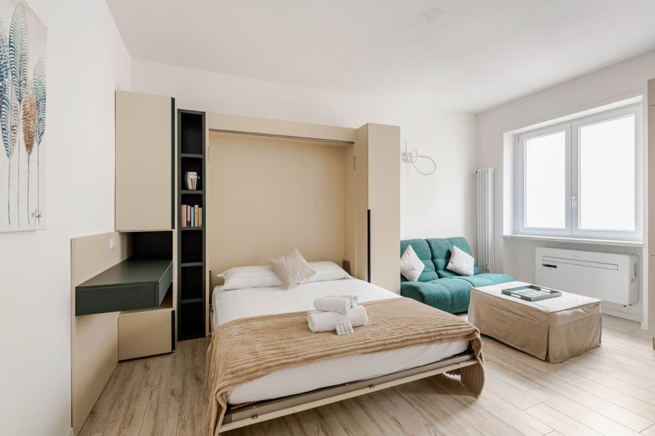 Monolocale con letto matrimoniale a scomparsa