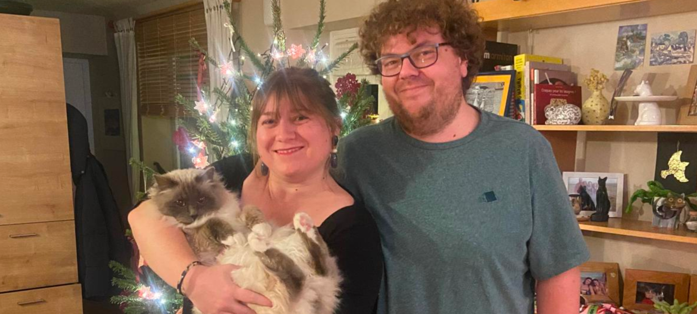 Aurélien, Agathe et Tokyo devant La Maison du Chat Perché