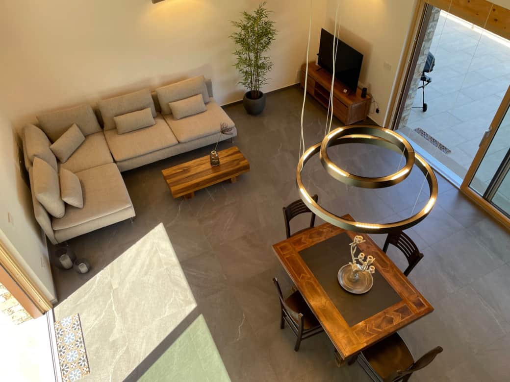 PEPPOLA - Blick von der Galerie auf den offenen Livingbereich mit bequemer Couch