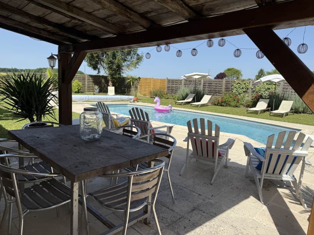 Privater Pool mit gesichertem Zugang und Poolhaus