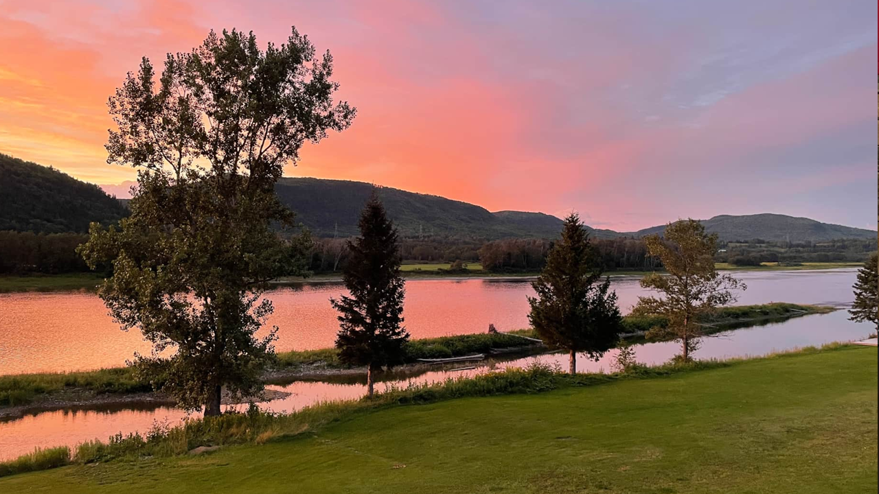 Sérénité du coucher de soleil sur la rivière et les montagnes