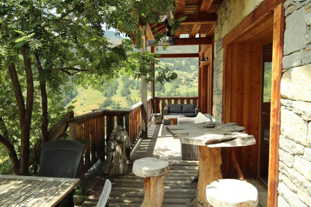 Terrasse au niveau du salon et de la cuisine, pour prendre le café le matin ou l'apéritif le soir ! Terrasse au niveau du salon et de la cuisine, pour prendre le café le matin ou l'apéritif le soir !