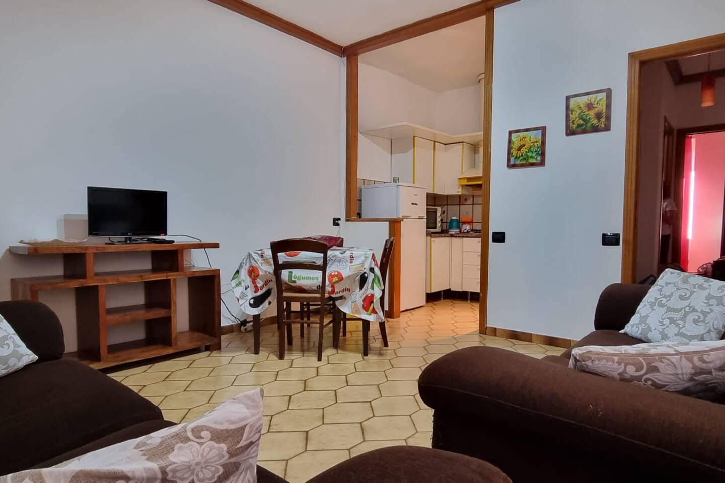 Salotto con Divani, TV e Tavolo da pranzo