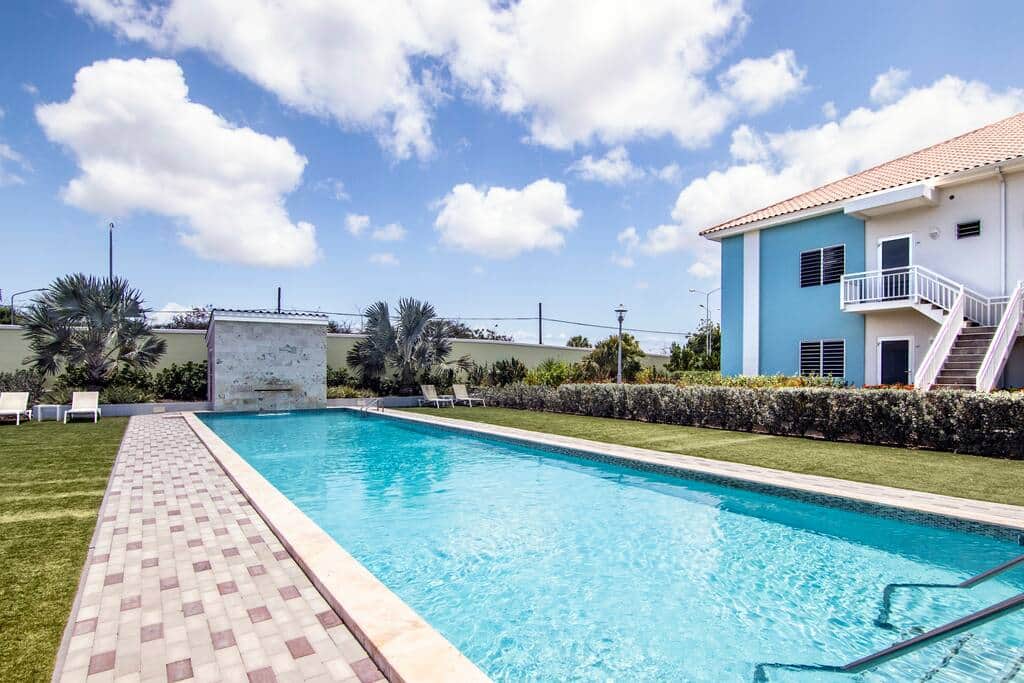 20x5 meter swimming pool. Enough sunbeds available on the artificial grass.