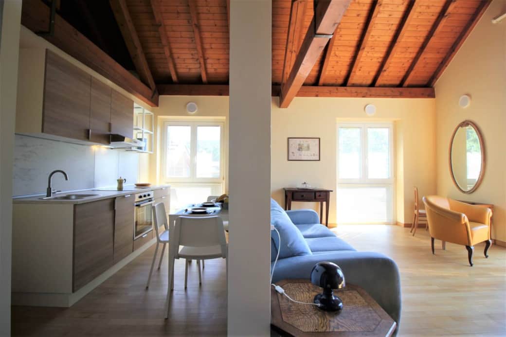 VISTA TRA CUCINA E SOGGIORNO DELL'OPEN SPACEO