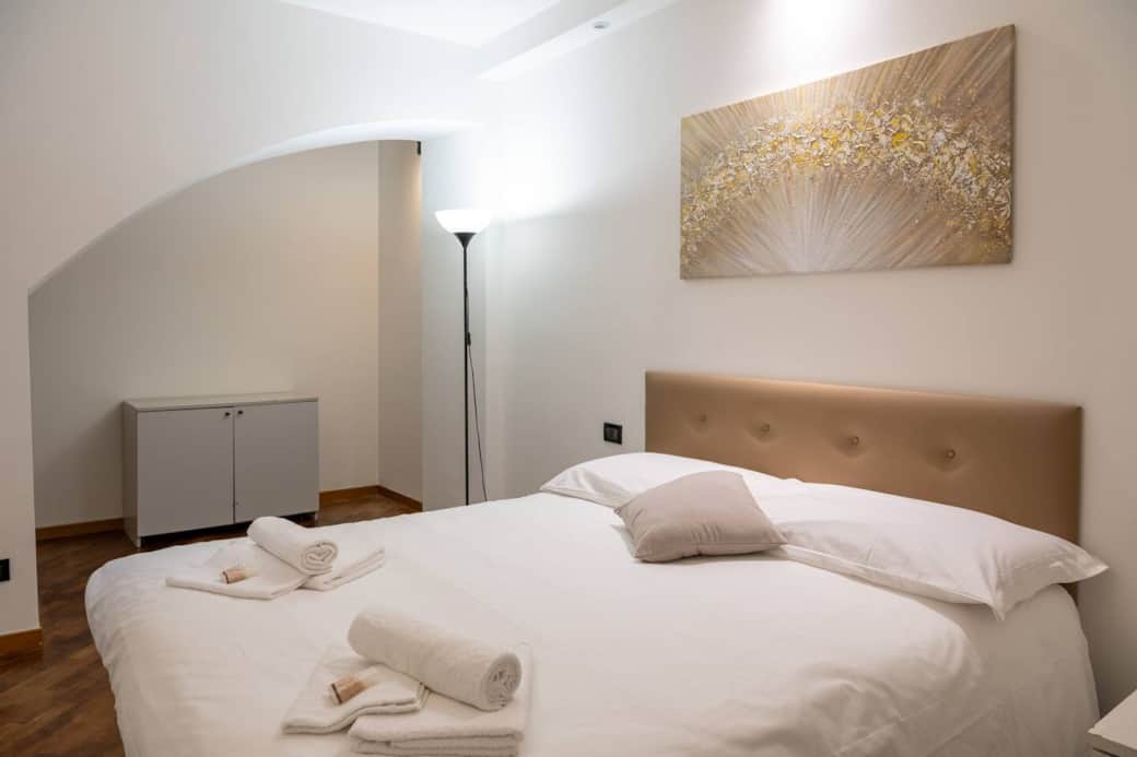Camera da letto 2: Con lo stesso stile dell' altra camera, molto elegante e raffinata. Elementi storici come l' arco abbinati a colori ed elementi moderni: Una vera chicca Camera da letto 2: Con lo stesso stile dell' altra camera, molto elegante e raffinata. Elementi storici come l' arco abbinati a colori ed elementi moderni: Una vera chicca