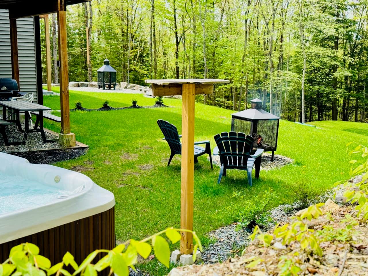 Espace pour faire un feux extérieur et spa disponible à l'année