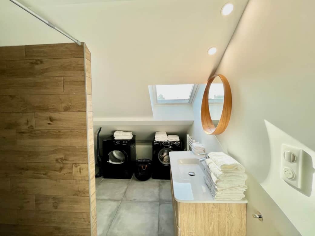 La salle de bain de l'appartement Rousseau Logement à Reims par La Conciergerie Des Sacres
