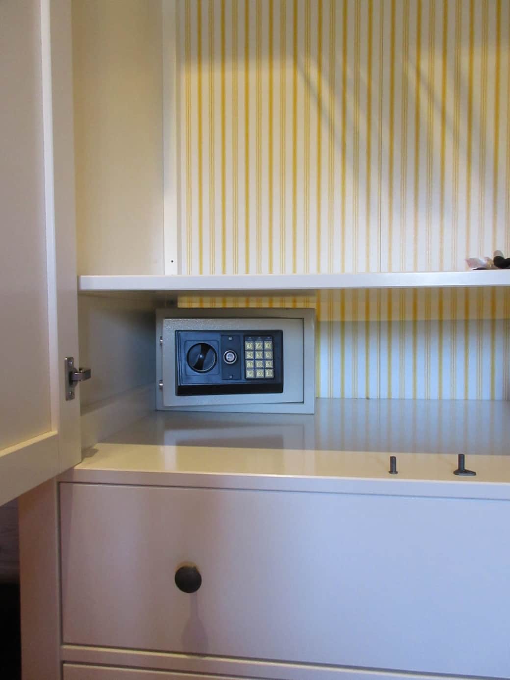 Im Kleiderschrank befindet sich ein Safe, in dem Sie Ihre Wertsachen sicher aufbewahren können.