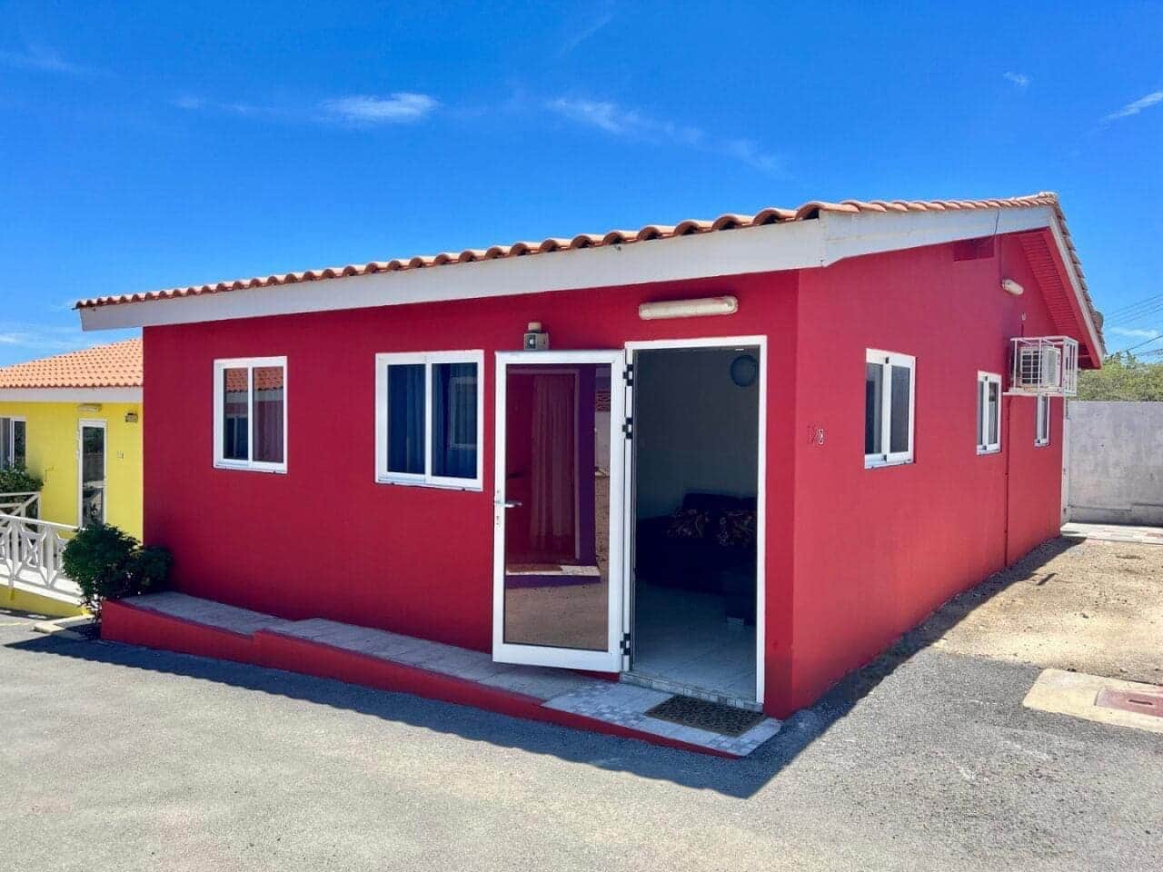 Red 2-bedrooms Apparment