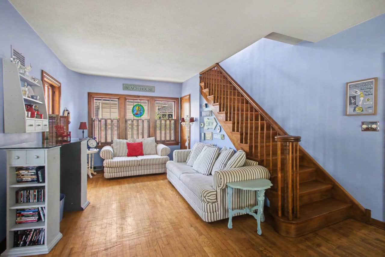 Additional sitting area with queen sleeper sofa
