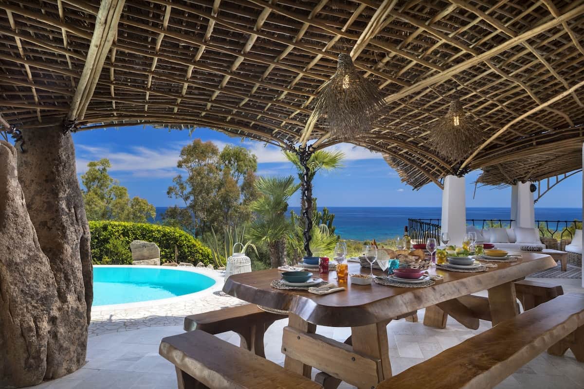 Pausa pranzo a bordo piscina