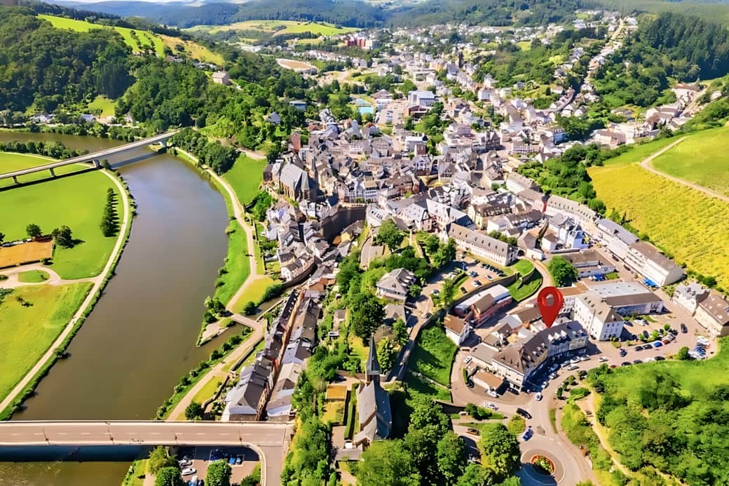 Weitläufige Drohnenaufnahme der gesamten Saarburger Altstadt mit Fluss, Burg und Weinbergen, Standor