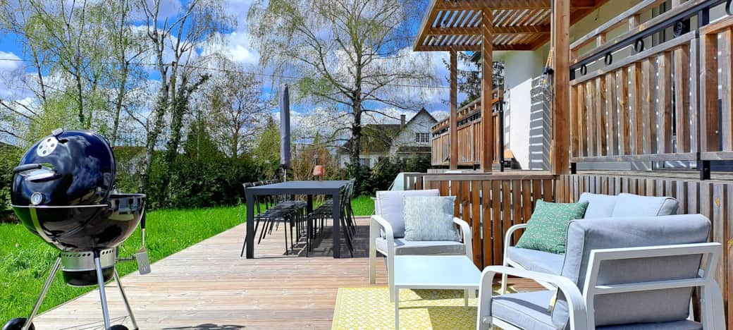 L'espace extérieur avec barbecue Webber, salon de jardin , grande table, parasol, transat...