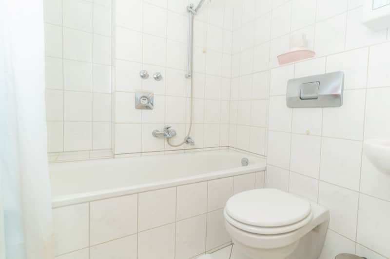 Duschbad in Badezimmer