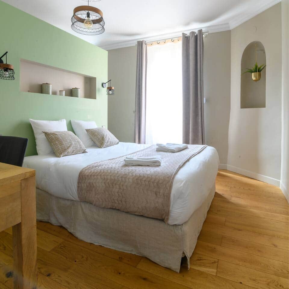 Suite parentale au rez-de-chaussée avec lit queen-size, salle de douche privative et dressing