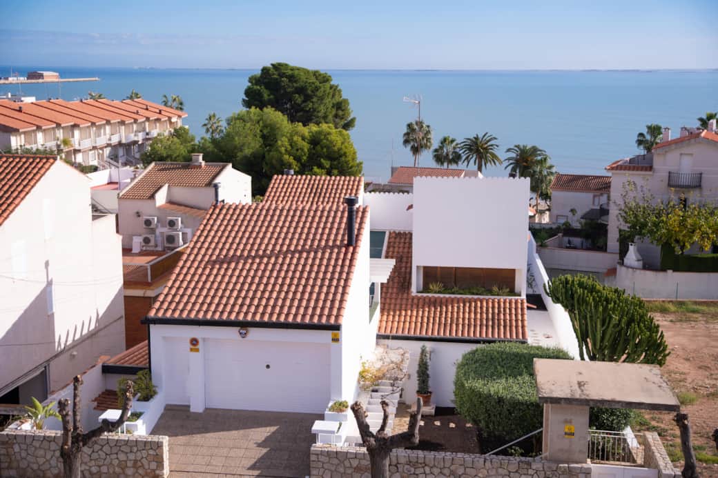 Visió general de la casa, amb la bahia dels Alfacs al fons.