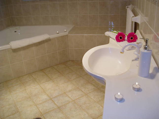 Main Bathroom - relax with a spa