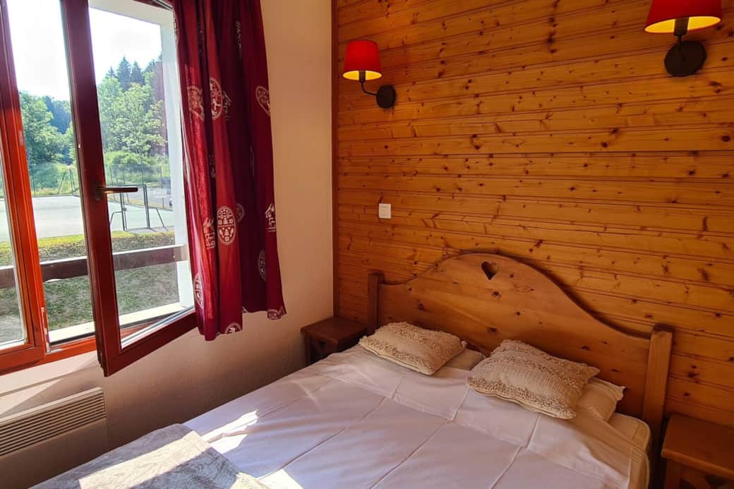 Voici la vue de la chambre. Sur la gauche, se trouve un grand placard où ranger vos affaires.
