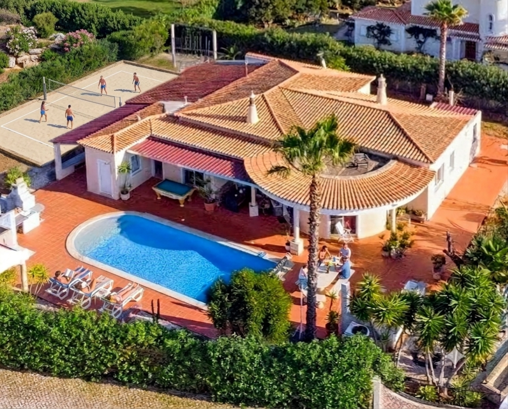 Haus mit Pool und Volleyballfeld 