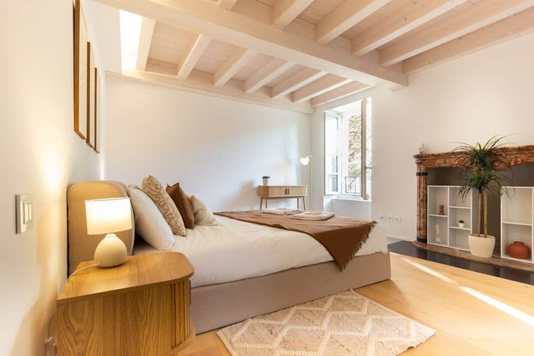 Fantastic and spacious double bedroom with a 160x200 bed, en-suite bathroom, lake view and dimmable lights. Fantastic and spacious double bedroom with a 160x200 bed, en-suite bathroom, lake view and dimmable lights.