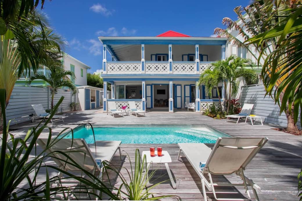 Exterior with the pool and facade of Villa Tukan 