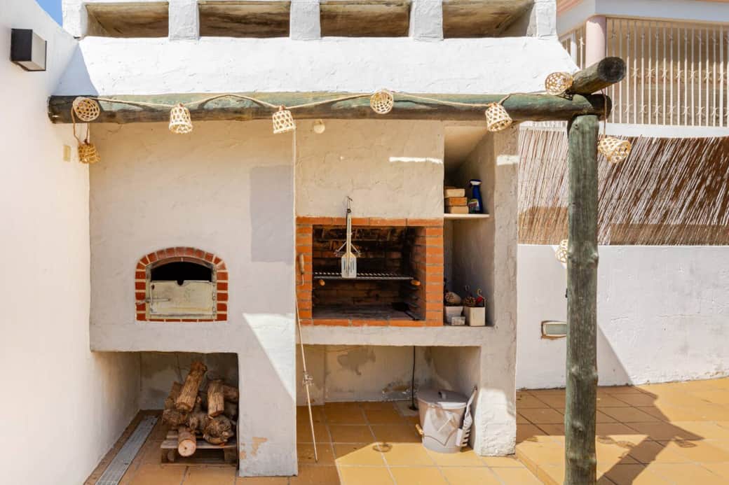 Fire up the BBQ and enjoy long evenings outdoors with family & friends — true Algarve living.