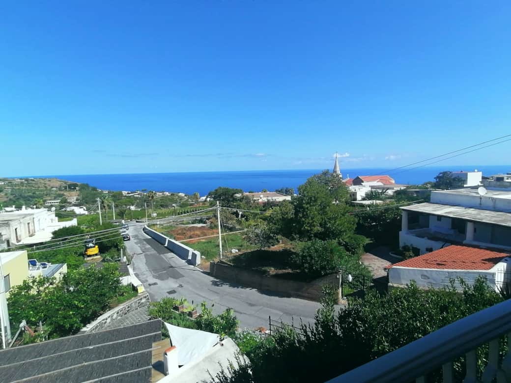 Panorama vista mare da Casa Zagami a Malfa, isola di Salina, con vista sul paese