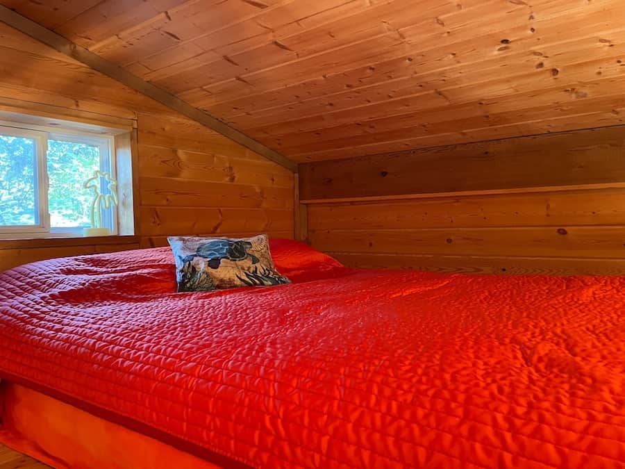 loft gueen bed