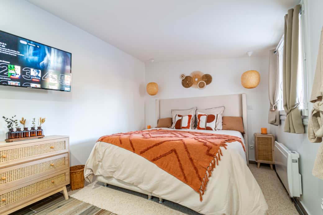 Lit king-size, chambre vue de jour Lit king-size, chambre vue de jour