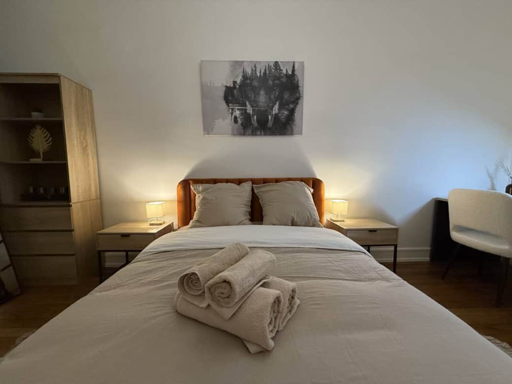 Chambres modernes et cosy avec literie premium pour un sommeil réparateur.