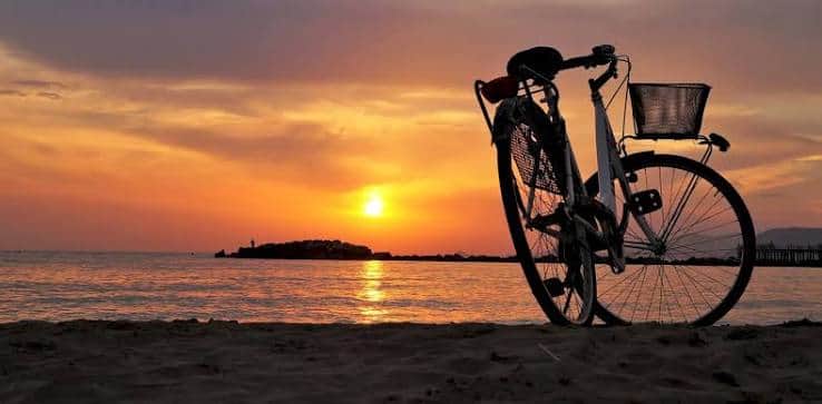 Fahrrad am Strand bei Sonnenuntergang auf der Île d’Oléron